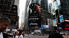 Nasdaq vítá SpaceX, hlásá nápis na bliiboardu v New Yorku v den zahájení...