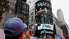Kolemjdoucí si v New Yorku natá�í reklamu spole�nosti SpaceX Elona Muska v den...
