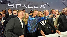 Prezidentka firmy SpaceX Gwynne Shotwellová slaví se zam�stnanci za�átek...