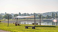Zázemí areálu Hlu�ínského jezera. Na b�ezích jsou nové stínící prvky.