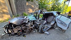 Náraz do betonového pilí�e �elezni�ního mostu u Dolní Suché osobní auto zcela...