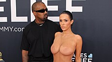 Kanye West a Bianca Censori na cenách Grammy v Los Angeles (2. února 2025)