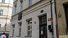 Bo�ena N�mcová pracovala na Babi�ce v letech 1853 a� 1855, její vznik provázely tv�r�í pochybnosti, zdravotní problémy i boj o ob�ivu. Stylizovaný portrét J. V. Hellicha zachycuje N�mcovou v roce 1845.