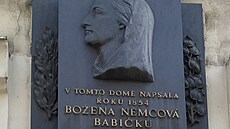 Bo�ena N�mcová pracovala na Babi�ce v letech 1853 a� 1855, její vznik provázely tv�r�í pochybnosti, zdravotní problémy i boj o ob�ivu. Stylizovaný portrét J. V. Hellicha zachycuje N�mcovou v roce 1845.