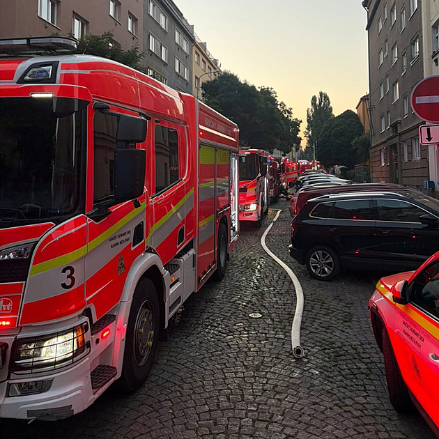 Na pražském Žižkově hořel byt. Hasiči evakuovali 45 lidí