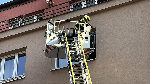 Na pražském Žižkově vyhořel byt. Hasiči evakuovali přes 40 lidí