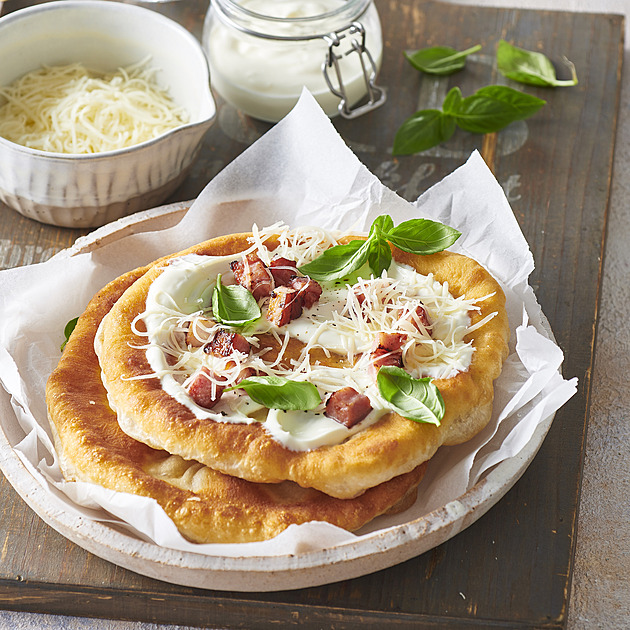 Rychlé domácí langoše bez kynutí: Recept na bleskové langoše se slaninou a sýrem