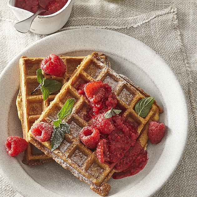Domácí kokosové vafle s malinovou omáčkou: Recept na nadýchanou snídani