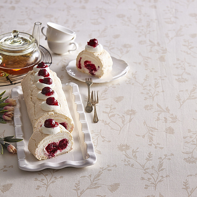 Roláda Pavlova s třešněmi: Recept na nadýchaný sněhový dezert s třešňovým kompotem