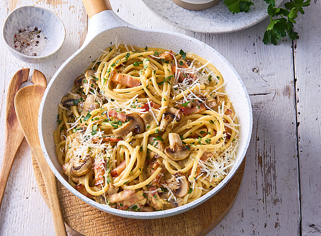 Houbové carbonara se zakysanou smetanou: Italská klasika v neodolatelné podzimní variaci