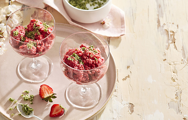 Domácí jahodový sorbet: Osvěžující recept s voňavým mátovým cukrem