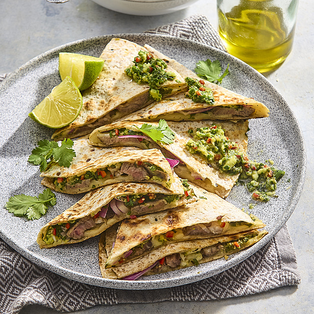 Hovězí quesadilla s chimichurri: Recept na mexickou tortillu s avokádem a sýrem
