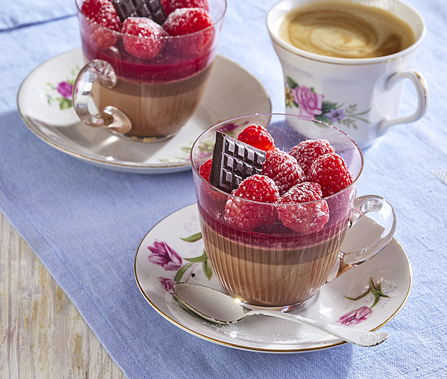 Čokoládová panna cotta: Recept na luxusní italský dezert s malinovým želé