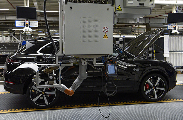 Porsche chystá přesun výroby ze Slovenska. Zaměstnanci musí kývnout na nižší mzdy