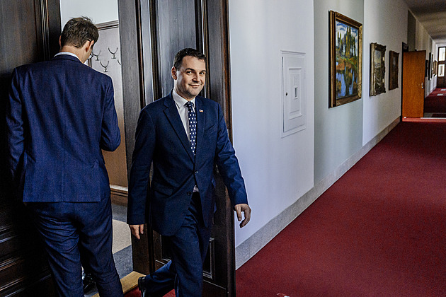 Babiš povede delegaci na summit NATO. Pavel poletí, ale v jiném letadle