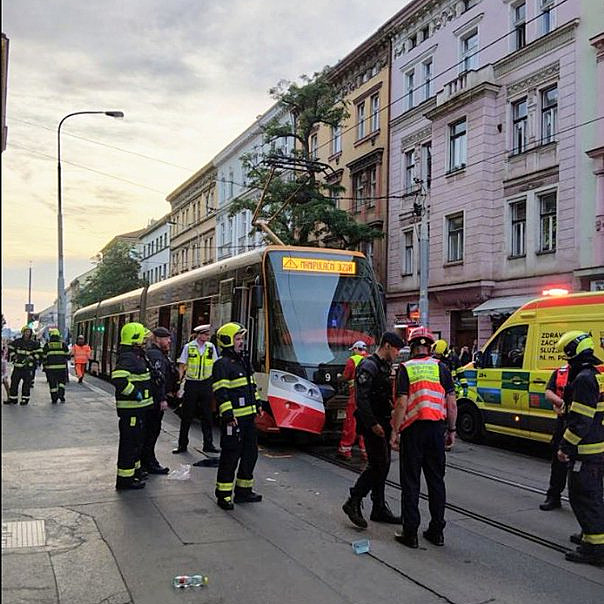 Na Praze 3 srazila tramvaj dva muže. Přebíhali přes ulici a byli opilí
