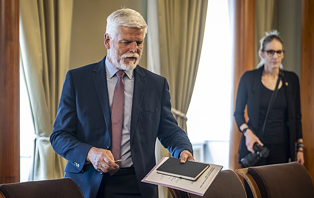 Vláda je v rozporu s ÚS, řekl Pavel. Odmítl premiéru výzvu k neúčasti na summitu