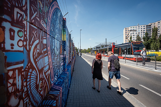 Krása města v pohybu. V Ruzyni vzniká obří mural, bude třetí nejdelší v Evropě