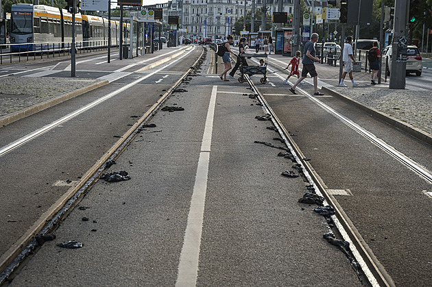 Vedra ochromila dopravu v Lipsku. Tramvaje se „lepily“ na černé nánosy živice