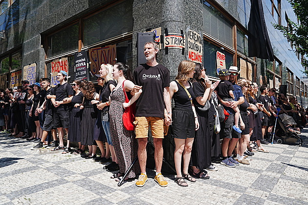 Protest v ČT a ČRo začal četbou Čapka. Zaměstnanci obstoupili budovu