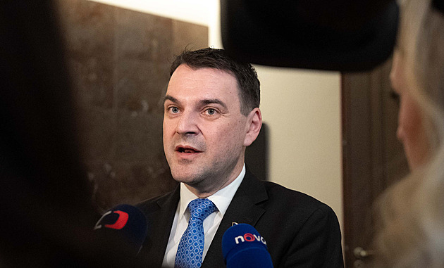 Msta prezidentovi? Pavel by na summit mohl letět bez poradců