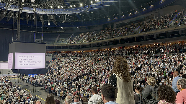 Svědkové Jehovovi zaplnili O2 arenu. Církev se mění, transfuze je ale stále tabu