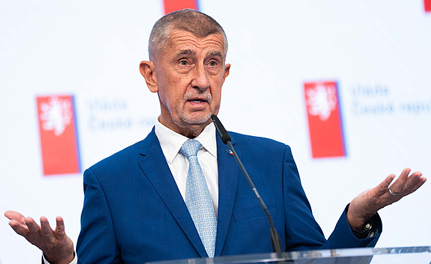 Experts doubt government's explanation for President Pavel's NATO summit absence
