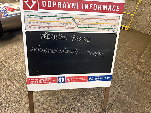 Linka metra B ze Smíchovského nádraží na Florenc stojí v obou směrech