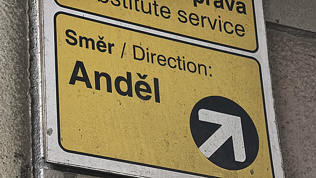 Část metra B stála dvě hodiny, souprava narazila do spadlého kabelu