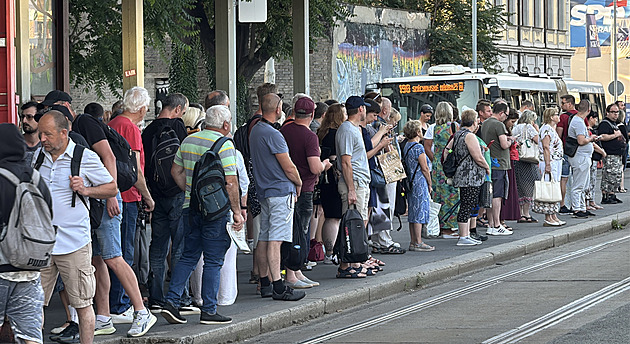 Linka metra B ze Smíchovského nádraží na Florenc ráno stála v obou směrech