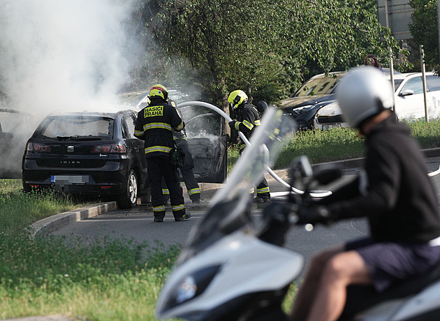 Požár auta ve Vršovicích. Hasiče přivolala majitelka, plameny vůz zcela zničily