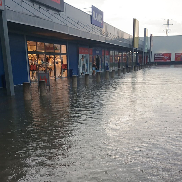 Počasí o víkendu lámalo rekordy. Bouřky si vyžádaly četné zásahy hasičů