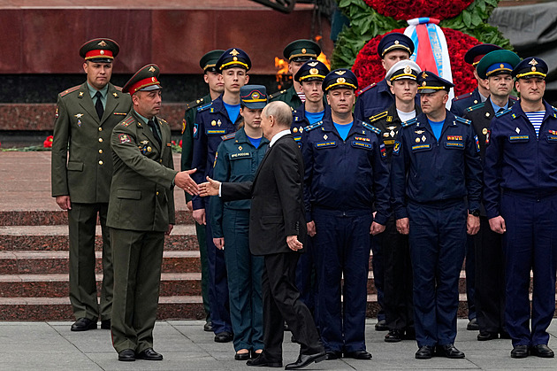 Výročí Velké vlastenecké války v Rusku. Ukázal se Putin, města večer potemněla