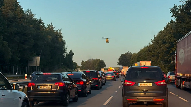 Nehoda tří aut uzavřela D1 ve směru na Brno, provoz na dálnici je omezen
