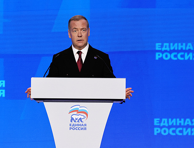 Ponížení Medveděva. Klimbal při Putinově projevu, není na kandidátce své strany