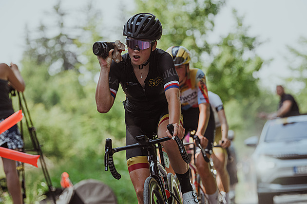 Asphalt melts, gravel doesn't help. Cyclists' championship also plagued by heat. And the men?