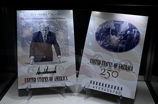 Bílý dům se pochlubil „vlasteneckým“ pasem k výročí USA. Nese podobiznu Trumpa