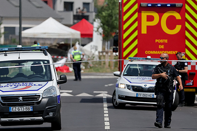 Na východě Francie hoří sklad s nebezpecnými látkami, tisíce lidí se mají zavřít doma