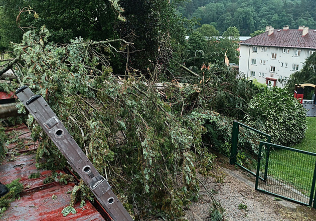 Kroupy jako pingpongové míčky. Bouře u Vimperka zastavila vlaky, zaplavila ulice v Jihlavě