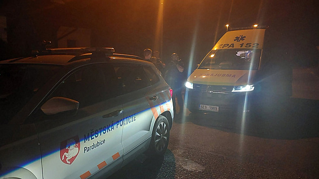 Mladík ve spodním prádle vyskočil z okna, pak potrápil zdravotníky. Na záchytku nemohl