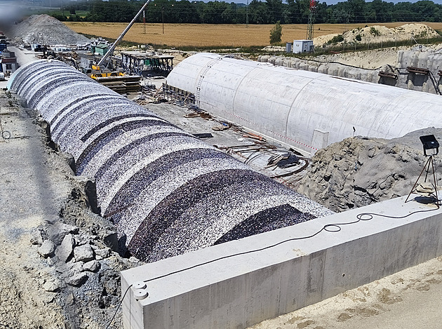 Homole hraje všemi barvami. Takto dělníci pracují na půlkilometrovém tunelu na D35