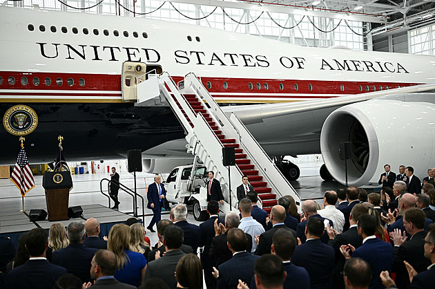 Trump odhalil nový prezidentský letoun Air Force One. Katarský dar vyvolává kritiku