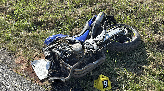 Tragická nehoda. Motorkář nepřežil srážku s osobním autem u Kamenice