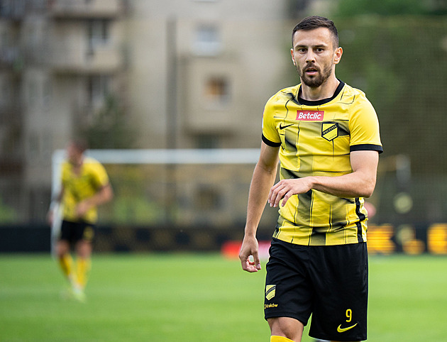 Jakub Pe�ek v dresu polsk�ho klubu Wieczysta Krak�w