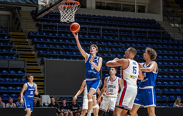 Debut v sedmnácti, koš přes hvězdu Jokiče. O tom jsem ani nesnil, žasl Houška