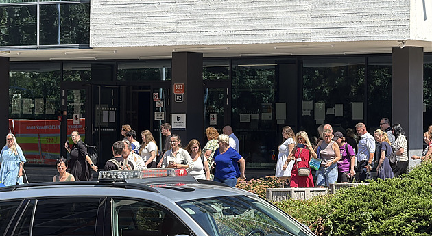 Manévry a evakuace na úřadu práce. Policie nahlášenou bombu nenašla