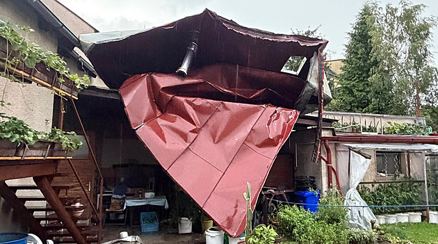 Strong Winds Injure Four in Czech Campsites, Damage Roofs
