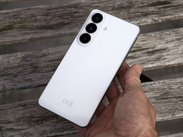Compact Classic Has Its Allure: Testing the Samsung Galaxy S26