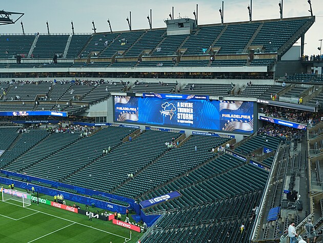 Pr�zdn� tribuny na stadionu ve Filadelfii, kde byl p�eru�en z�pas Francie s...