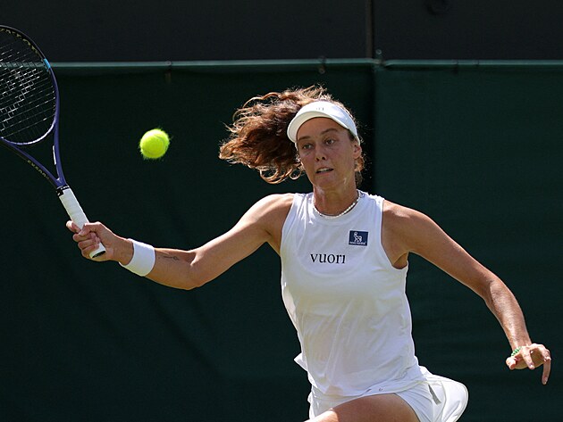 Darja Vi�manov� sp�ch� za balonkem v prvn�m kole Wimbledonu.